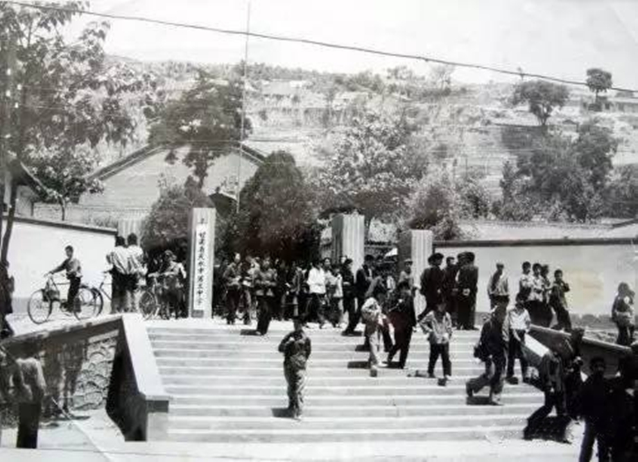 1980年的三中校门_副本.jpg